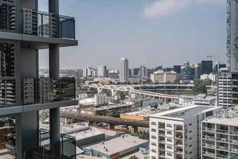 NEW Centrally Located High Level Studio Apartment - C Tourism 0
