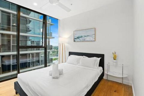 NEW Centrally Located High Level Studio Apartment - C Tourism 3