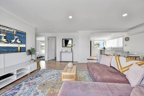 New Property Seabreeze Bungalow - Lakeview Sunset Delight At Sunshine On Lake Macquarie - C Tourism 3