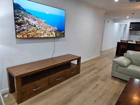 O Stylish 4 Room Oasis With 65 TV - C Tourism 0