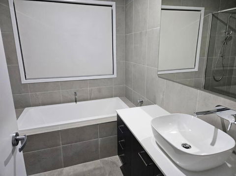 O Stylish 4 Room Oasis With 65 TV - C Tourism 1