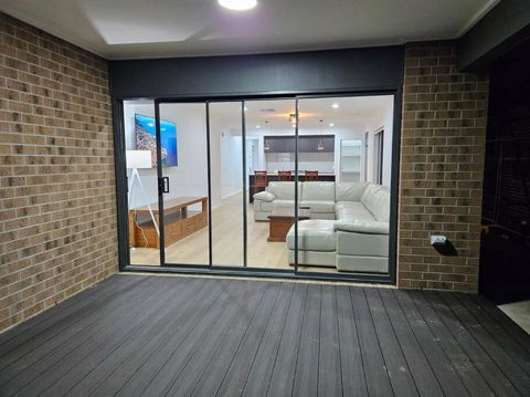 O Stylish 4 Room Oasis With 65 TV - C Tourism 3