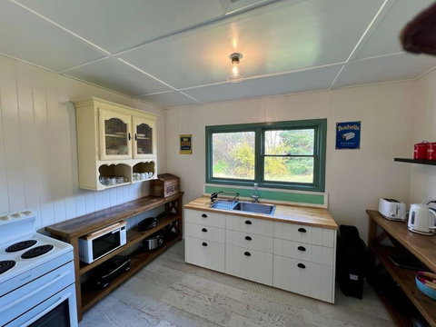 Old Oak Tree Cottage - C Tourism 3