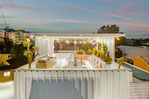 Palm Paradise: Luxury Villa Escape By The Beach - C Tourism 0