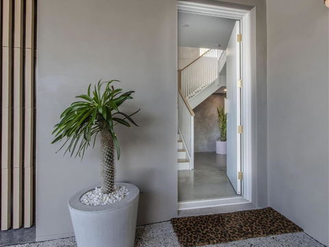 Palm Paradise: Luxury Villa Escape By The Beach - C Tourism 3