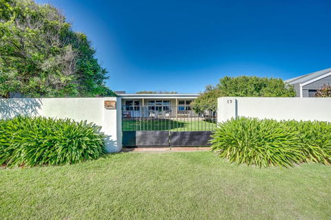 Peaceful Seaside Cottage - C Tourism 0