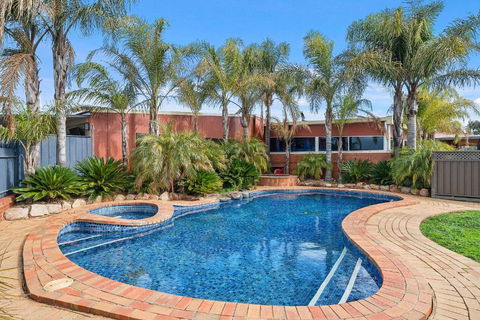 Peppermill Inn Motel - C Tourism 0