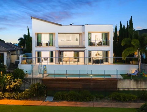 Perfect Summer Lake House - C Tourism 0