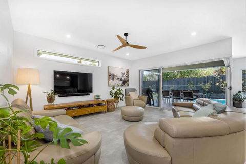 Pet Friendly Holiday Home With Pool On Alex - C Tourism 2