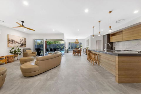 Pet Friendly Holiday Home With Pool On Alex - C Tourism 0