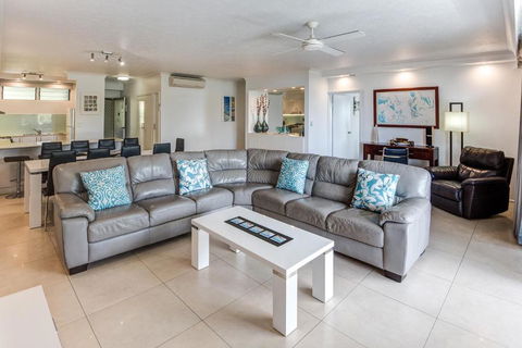POINCIANA 101 HAMILTON ISLAND CENTRALLY LOCATED 3 BEDROOM, Plus BUGGY!! - C Tourism 2