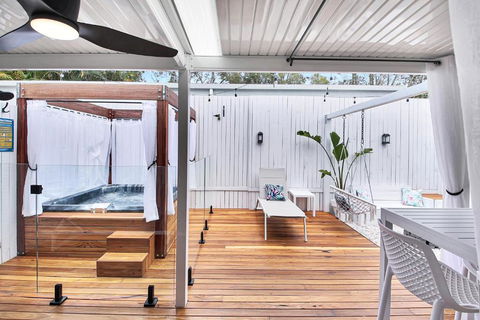 Private Outdoor Spa, Fire Pit - THE RETREAT COOLUM BEACH - C Tourism 1