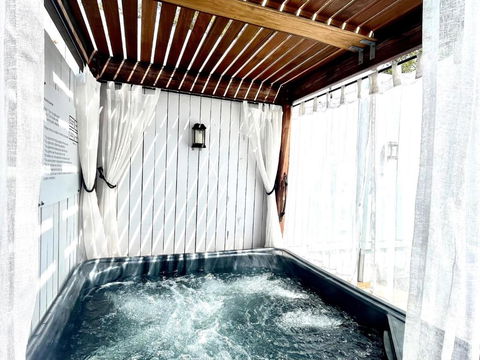 Private Outdoor Spa, Fire Pit - THE RETREAT COOLUM BEACH - C Tourism 3