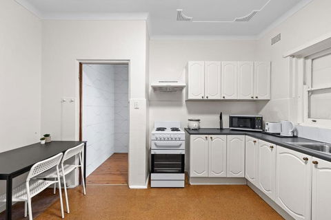 Quadruple Room - Near Transport & Shops - Shared Bathroom - C Tourism 3