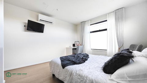 Queen Bed Stylish Suite With TV - Room 12 - C Tourism 0