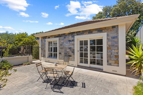 Quiet 2-Bed Retreat With Private Courtyard - C Tourism 3