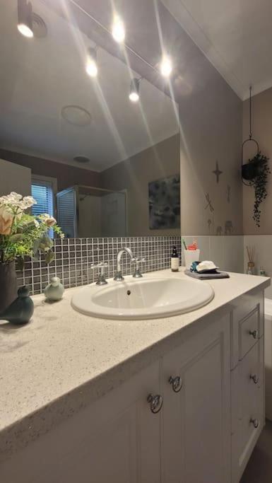 Quiet Family Retreat Getaway - Wildlife Park, Sovereign Hill, Kryall Castle And City At Your Door - Modern House, 8 Guests, 4 Bedrooms, 5 Beds - C Tourism 2