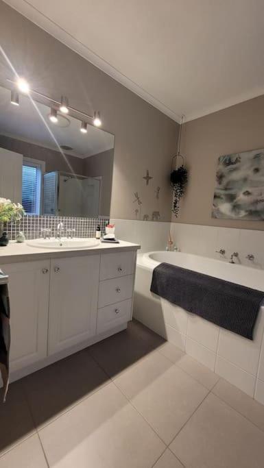 Quiet Family Retreat Getaway - Wildlife Park, Sovereign Hill, Kryall Castle And City At Your Door - Modern House, 8 Guests, 4 Bedrooms, 5 Beds - C Tourism 3