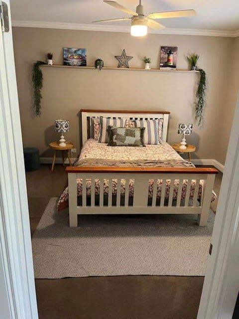 Quiet Family Retreat Getaway - Wildlife Park, Sovereign Hill, Kryall Castle And City At Your Door - Modern House, 8 Guests, 4 Bedrooms, 5 Beds - C Tourism 1