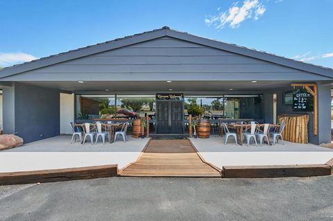 Australian Homestead Motor Lodge - C Tourism 1