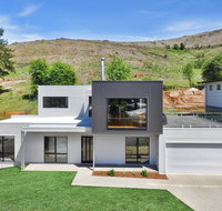 Balcony to Bogong - modern house ten minute stroll to town - C Tourism