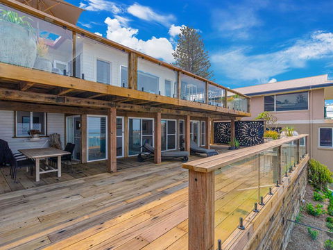 Beach Shack On Main Yamba Magnificent Views Photos Available Shortly Free WiFi - C Tourism 3