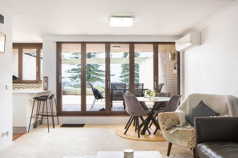 Beachfront Manly Apartment With Parking And Balcony - C Tourism 0