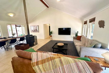 Redtail House - Carlotta with C Tourism