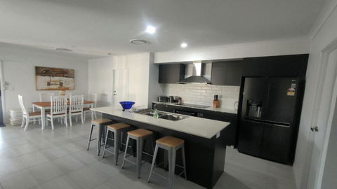 Relax Poolside By The Canal - C Tourism 2