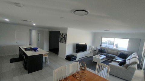 Relax Poolside By The Canal - C Tourism 3