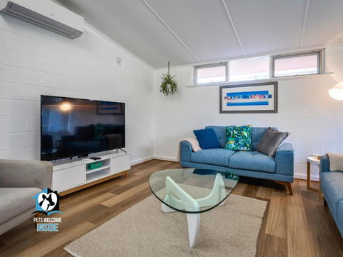 Renovated 3BR One Street To Beach - C Tourism 0