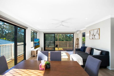 Renovated Coastal Getaway With Water Views - C Tourism 2