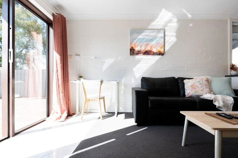 Riverside Gem With Parking And WiFi - C Tourism 1