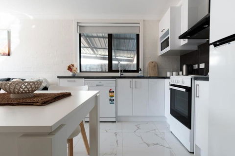 Riverside Gem With Parking And WiFi - C Tourism 3