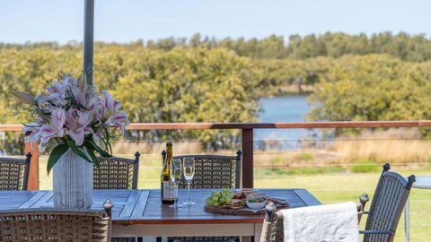 Riverside Retreat, Coolangatta, Near Seven Mile Beach - C Tourism 2
