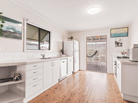 Rosena - The Classic Beach House - 5 Cashmore Street - C Tourism 1