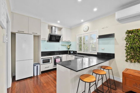 Room In Large Home 6 Min To CBD - C Tourism 2