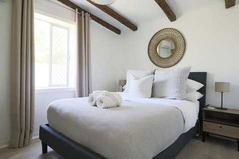 Rustic Chic 200 Metres From CBD - C Tourism 3