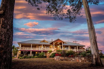 Robyn\'s Nest Lakeside Resort with C Tourism