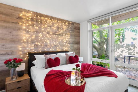 Romantic Retreat With Garden - C Tourism 0