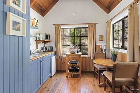 Romantic Tricklebeck Spa Cottage - C Tourism 3