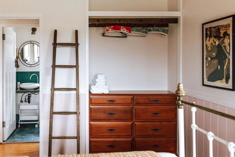 S U N S E T S H A C K Binalong - C Tourism 2