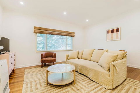 Salmon Calm - Trendy Velvet Allure By Albert Park - C Tourism 2