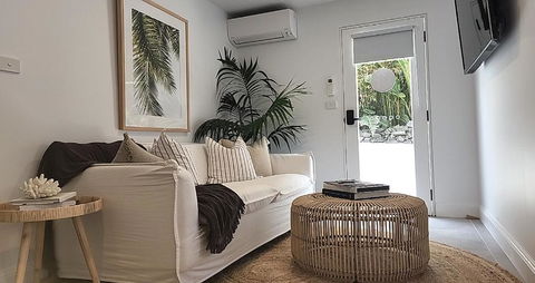 SALTY PALMS -Seaside Studio Apartment - C Tourism 3