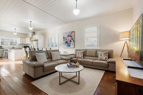 Sampson Cottage - Historic Charm - C Tourism 3