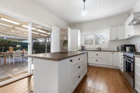 Sampson Cottage - Historic Charm - C Tourism 2