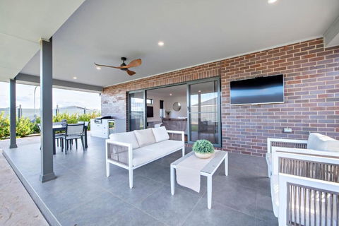Sandstone - Family Entertainer, Refined Living - C Tourism 2