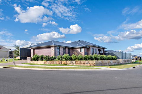 Sandstone - Family Entertainer, Refined Living - C Tourism 3