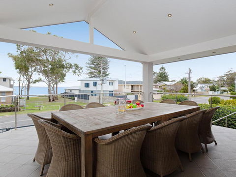 Beauty And The Beach', 88 Foreshore Drive - Large Home With WIFI & Water Views - C Tourism 0