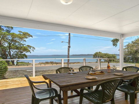 Bellevue - Overlooking Serene Lake Woolumboola - C Tourism 0